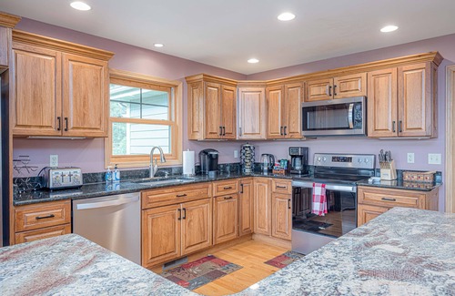 The Galena Territory House | Escape! Hot Tub, Fire Pit, 3 Decks, WiFi, Pool Table