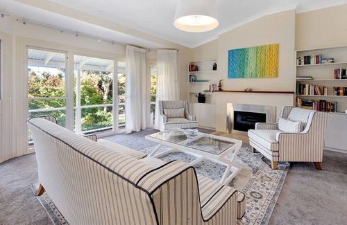 Bowral House | Escape the everyday overlooking Mount Gibraltar