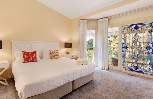 Bowral House | Escape the everyday overlooking Mount Gibraltar