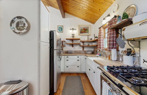 Running Springs Cabin | Escape to a Cozy English Countryside Cottage in the Heart of Running Springs
