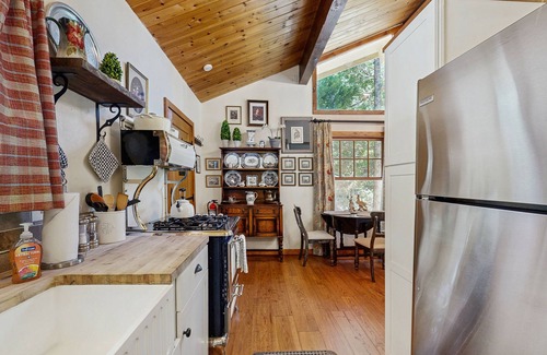 Running Springs Cabin | Escape to a Cozy English Countryside Cottage in the Heart of Running Springs