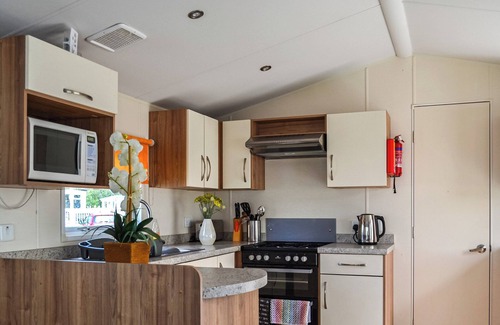 Tattershall Cottage | Escape to a tranquil oasis at Tattersall Lakes Country Park.