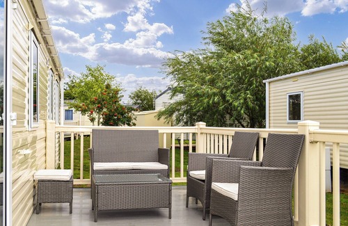 Tattershall Cottage | Escape to a tranquil oasis at Tattersall Lakes Country Park.