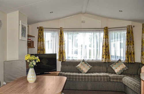 Tattershall Cottage | Escape to a tranquil oasis at Tattersall Lakes Country Park.