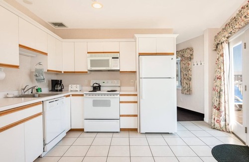 West Yarmouth Apartment | Escape to Cozy 2BR Townhouse with Yoga Classes, Sun Umbrellas & More
