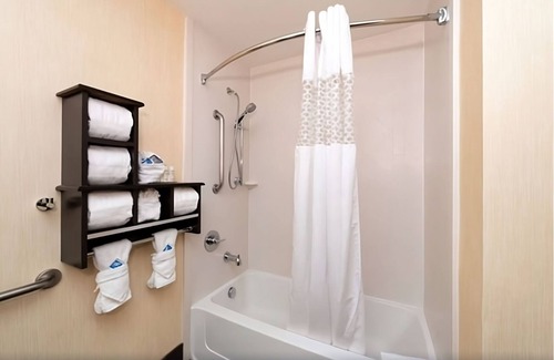Glenwood Springs Hotel | Escape to Glenwood Springs! Indoor Pool, Free Breakfast, Free Parking!