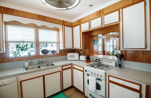 Man O War Cay House | Escape to Jana Cabana and Dock your Boat!