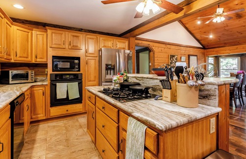 Ingles House | Escape to our cozy lakeview cabin with modern amenities, spacious decks and serene surroundinngs.