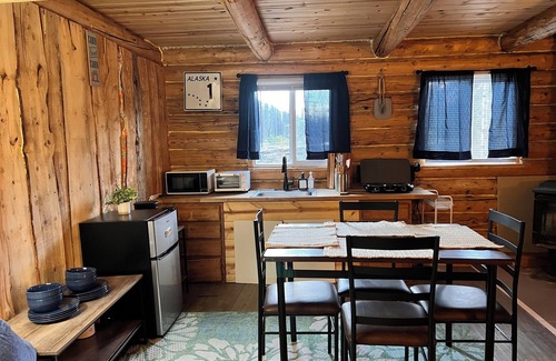 Denali Cabin | Escape to our Cozy Rustic Log Cabin with Lake View