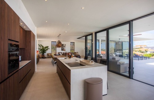 Jan Thiel Villa | Escape to our Luxurious 6-bedroom Seaview Villa