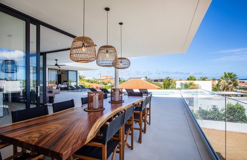 Jan Thiel Villa | Escape to our Luxurious 6-bedroom Seaview Villa