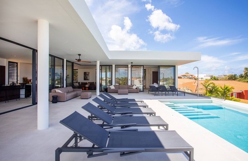 Jan Thiel Villa | Escape to our Luxurious 6-bedroom Seaview Villa