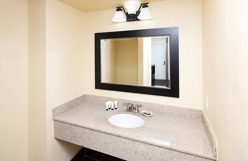 Redding Resort | Escape to the Mountains! Spacious Family Unit, Pool, Restaurant