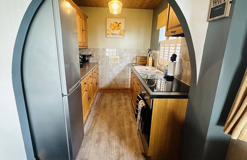 Pendine House | Escape to this charming 2 bedroom detached house with amazing sea views