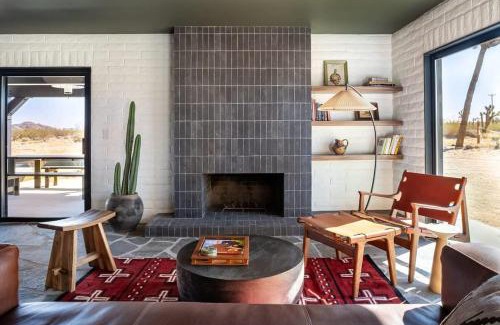 Landers House | Escondite: Modern Desert Hideout w Pool + Spa