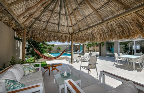 Esmeralda Villa | Esmeralda Oasis with private pool and 5 min to the beach!