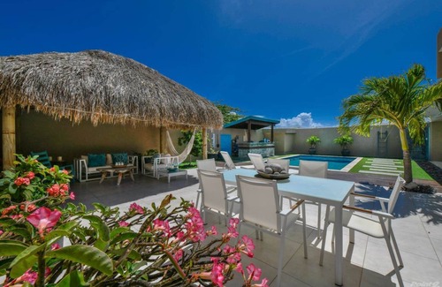 Esmeralda Villa | Esmeralda Oasis with private pool and 5 min to the beach!