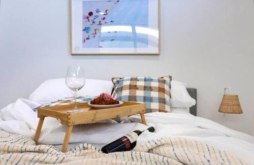 Seaford House | Esplanade Elegance Seaford: Sleeps 7