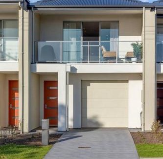 Seaford House | Esplanade Elegance Seaford: Sleeps 7