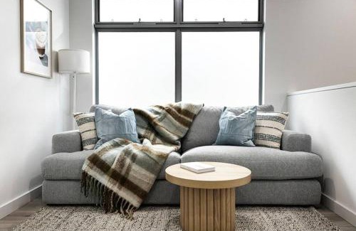 Seaford House | Esplanade Elegance Seaford: Sleeps 7