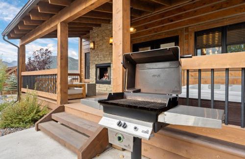 Estes Park House | Estes Escape - Jacuzzi, Indoor Outdoor Fireplace, Perfect Location!