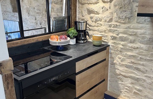 Port-en-Bessin-Huppain Apartment | Etage 3 Maison des Evêques Appartement de Charme Sous les Toits 50 m du Port