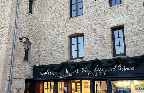 Port-en-Bessin-Huppain Apartment | Etage 3 Maison des Evêques Appartement de Charme Sous les Toits 50 m du Port