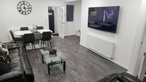 Manchester House | ETIHCITY - 3 Bedroom Semi - Free Parking near Etihad Stadium, Tourist attractions, Manchester City Centre, Transport and Motorway Links next to McDonald's - Sky n Netflix