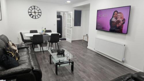 Manchester House | ETIHCITY - 3 Bedroom Semi - Free Parking near Etihad Stadium, Tourist attractions, Manchester City Centre, Transport and Motorway Links next to McDonald's - Sky n Netflix