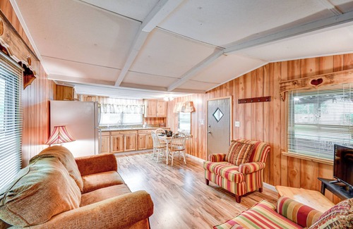 Eufaula Cabin | Eufaula Retreat: Community Pool & Screened Porch!