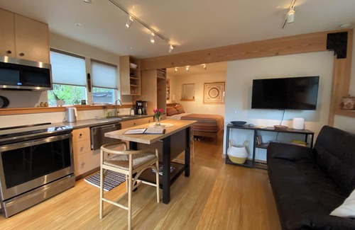 Friendly Apartment | Eugene Woodsy Studio - a peaceful, private hideaway with hot tub