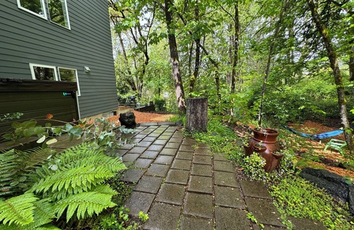 Friendly Apartment | Eugene Woodsy Studio - a peaceful, private hideaway with hot tub