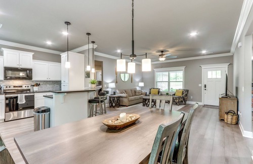 Holiday Island House | Eureka Springs Family Home - 1/2 Mi to Marina!