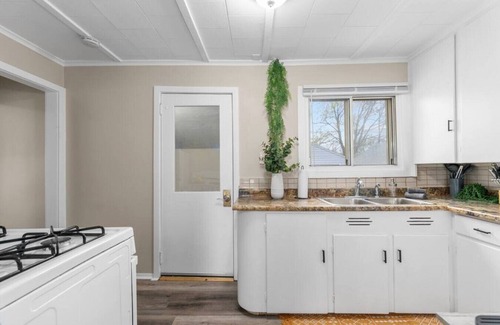 Oshkosh House | Evans St Oshkosh · NEW! Sleeps 6 - Near Downtown & University