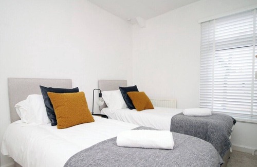 Llandaff North House | Evansfield Close by Tŷ SA