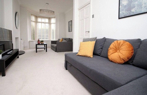 Llandaff North House | Evansfield Close by Tŷ SA