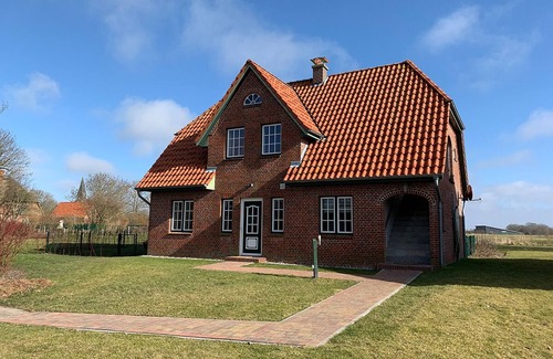 Vollerwiek Apartment | Evening silence, holiday apartment in "De Feerjenhusen" on the Haubarg of Vollerwiek