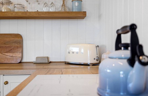 Flinders House | Evening Tide - Beautiful spacious pet friendly home next to the ocean.