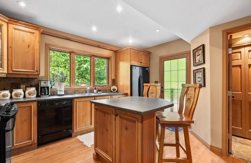 East Kootenay Cabin | Evergreen Escape | Hot Tub | Tucked in the Woods