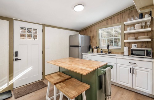 Creola Cabin | Evergreen Escape + Pickleball l Private Trail