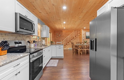 West Oneonta Cabin | Evergreen Lodge Lakefront 6 Br 3Ba Kayaks, Fishing, Hot Tub, Fire Pit, Hiking!