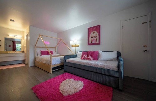 Eureka Springs Resort | Everything is better in PINK!