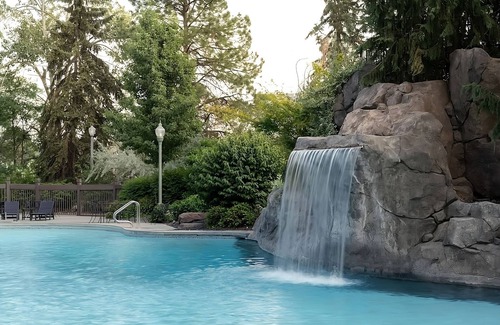 Riverside House | Everything You Need For The Perfect Vacation! Outdoor Pool, Pets Are Welcome!