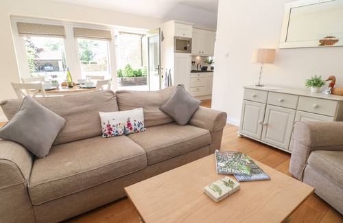 Witney Cottage | EWECUB BARN, family friendly, with a garden in Burford