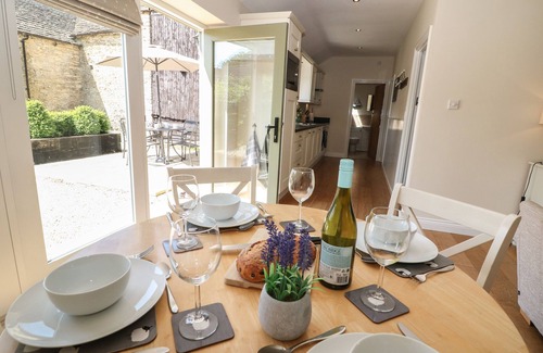 Witney Cottage | EWECUB BARN, family friendly, with a garden in Burford