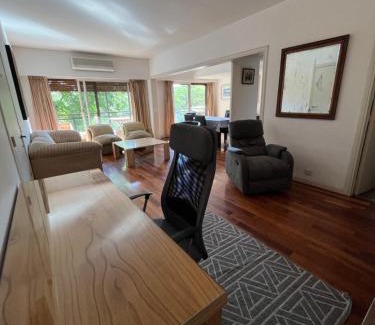 Colegiales Apartment | Excelente semipiso todo externo frente a plaza