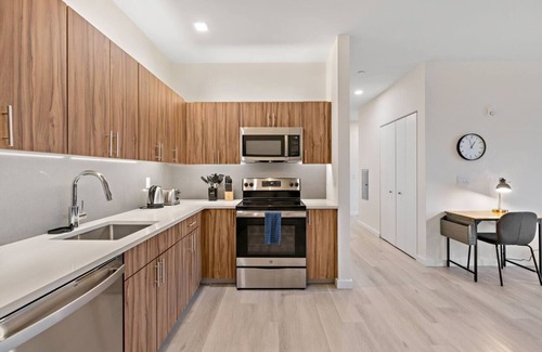 Newark Hotel | Exceptional 2BR ! Free Parking ! 30 Min to NYC !