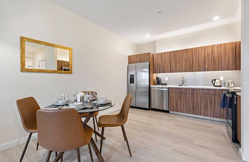 Newark Hotel | Exceptional 2BR ! Free Parking ! 30 Min to NYC !