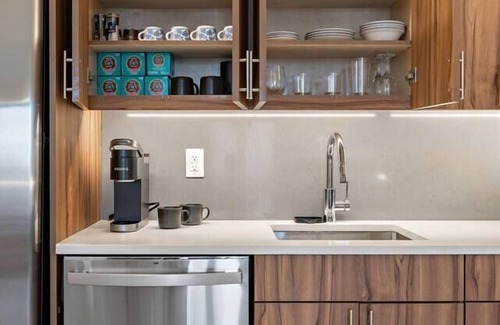 Newark Hotel | Exceptional 2BR ! Free Parking ! 30 Min to NYC !