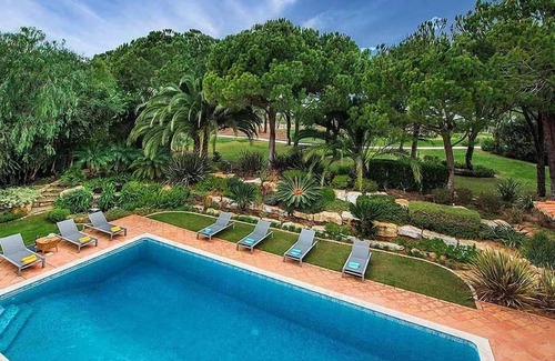 Almancil Villa | EXCEPTIONAL 5 BEDROOM VILLA. PRIVATE POOL, SKY SPORTS, GAMES ROOM AND WIFI DM04 - Almancil, Algarve